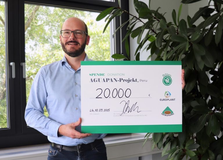 Dr Justus Boehm überreicht Scheck an AGUAPAN © EUROPLANT