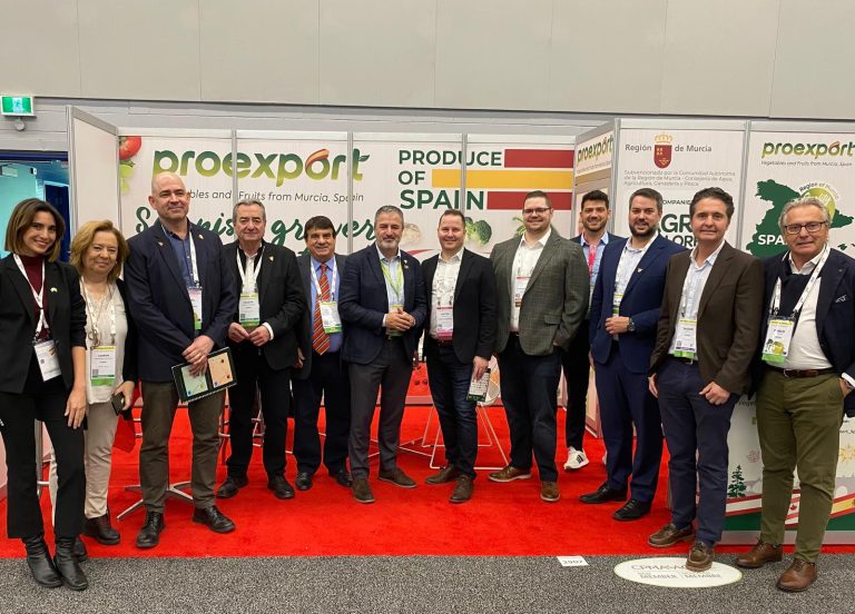 La delegacion murciana junto a directivos del supermercado canadiense Loblaws