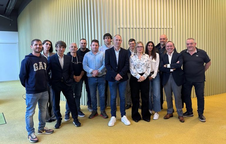 Andreu Viladegut (en el centro) con la Junta de Afrucat