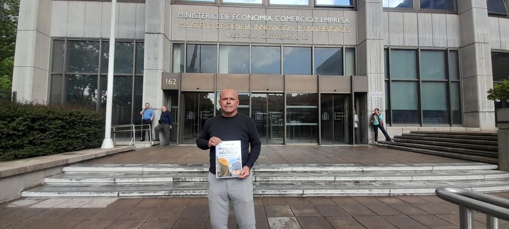 Carles Peris, davant el Ministeri d'Economia