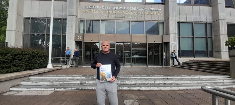 Carles Peris, davant el Ministeri d'Economia